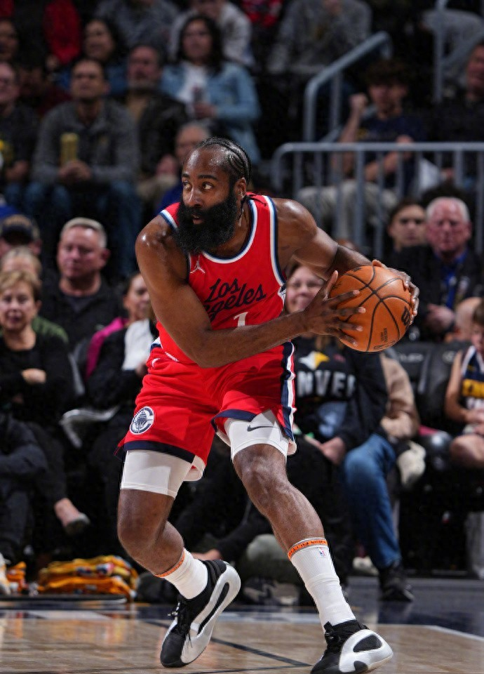 关于欧冠倒计时；洛杉矶快船今晨迎来里程碑；细节引发关注；质疑声仍在；高层口径保持一致的信息