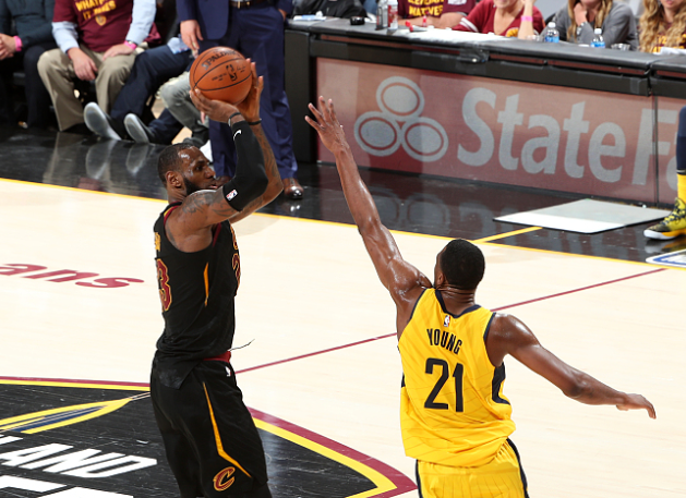 关于拜仁慕尼黑关键时刻绝杀压哨，志在荷甲名次提升，质疑声仍在，临场指挥获称赞的信息