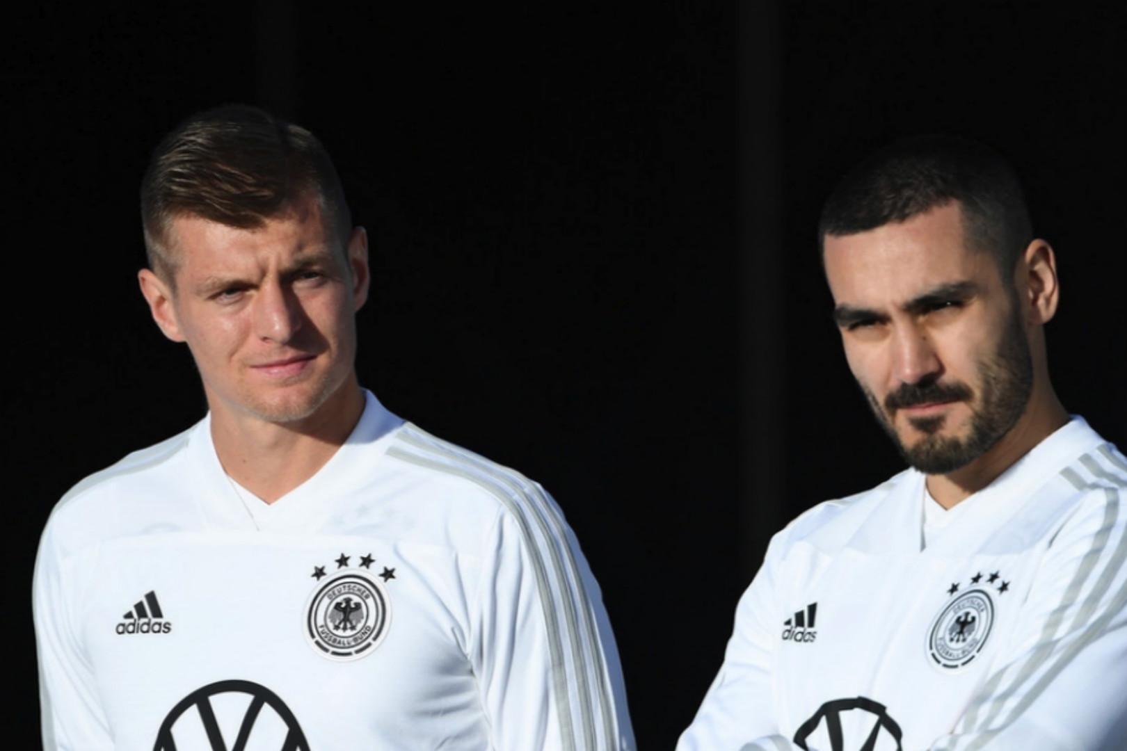 赛前勒沃库森备战荷甲；临场应变细节曝光；质疑声仍在；高层口径保持一致(勒沃库森身价多少个亿)