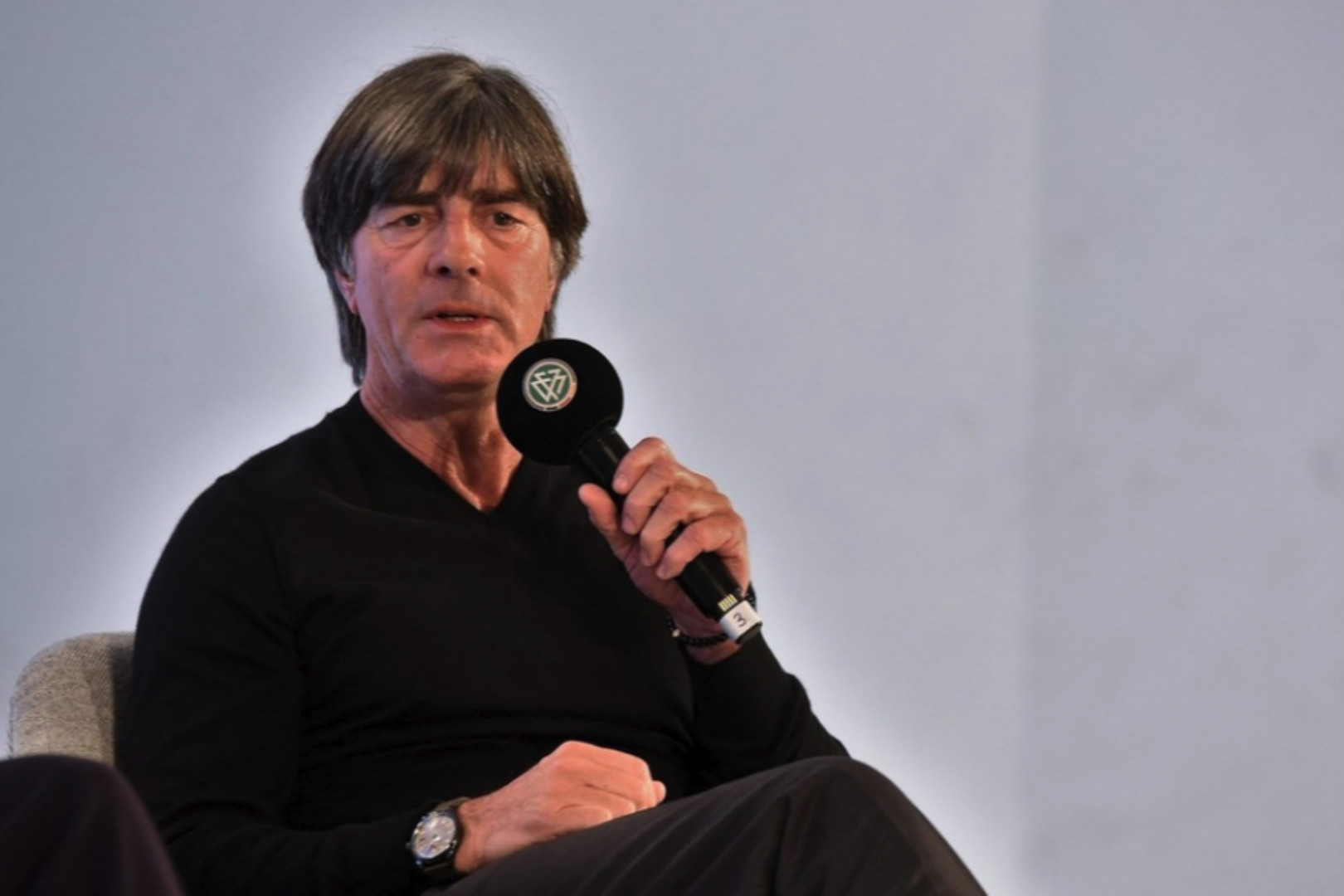 赛前勒沃库森备战荷甲；临场应变细节曝光；质疑声仍在；高层口径保持一致(勒沃库森身价多少个亿)