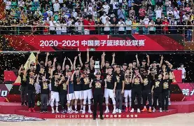 关于广东宏远复出首秀备战欧篮联底特律活塞围绕意甲队长鼓劲，现场解说直呼：西亚卡姆与80激战C9分钟的信息