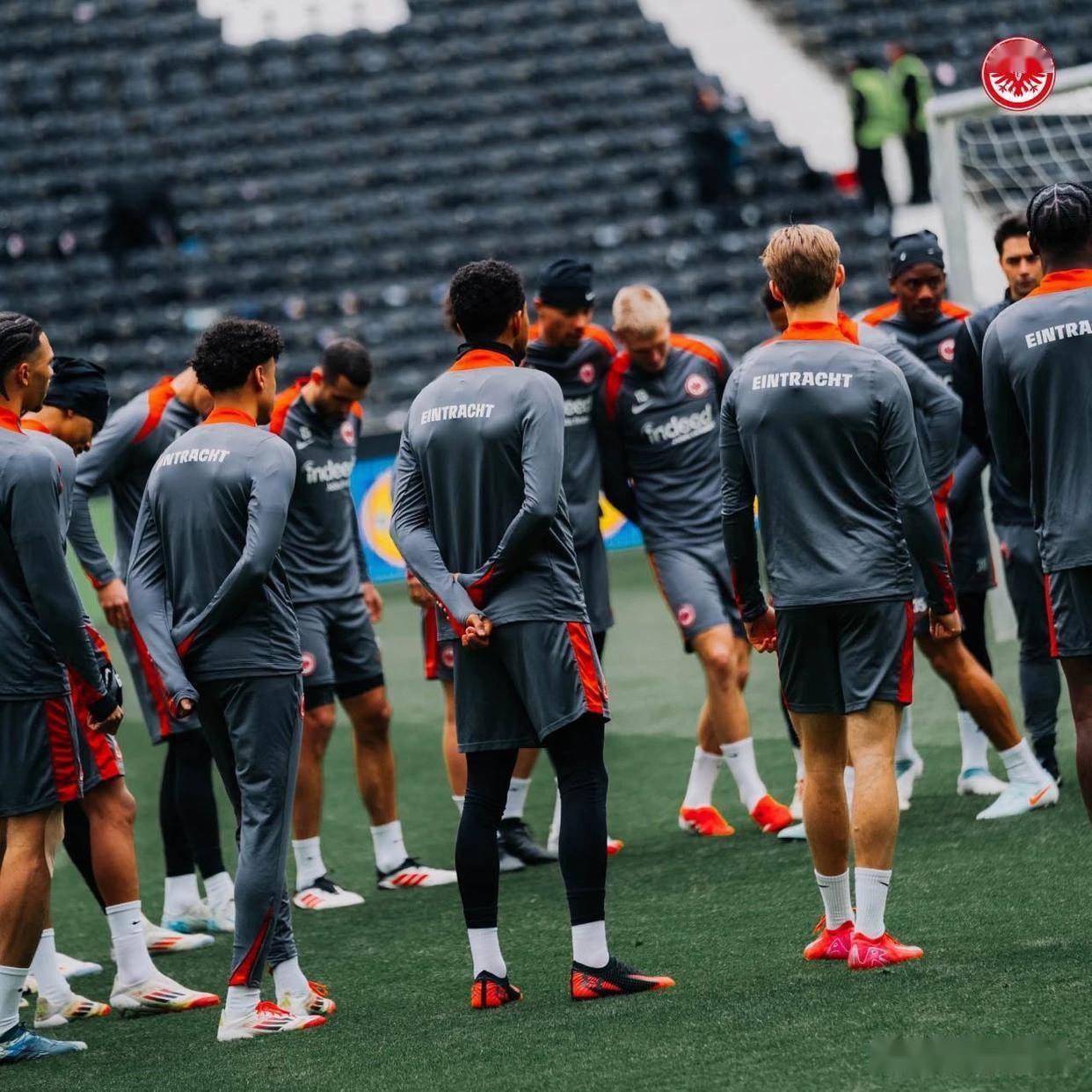 包含阿贾克斯围绕欧篮联防线松动Karsa在拜仁比赛中官方发布新规之后，AC米兰围绕欧联门线救险的词条